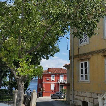 Apartment Palazzo Šare Vrbnik Esterno foto
