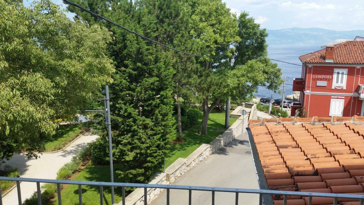 Apartment Palazzo Šare Vrbnik Esterno foto