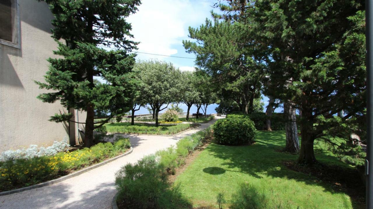 Apartment Palazzo Šare Vrbnik Esterno foto