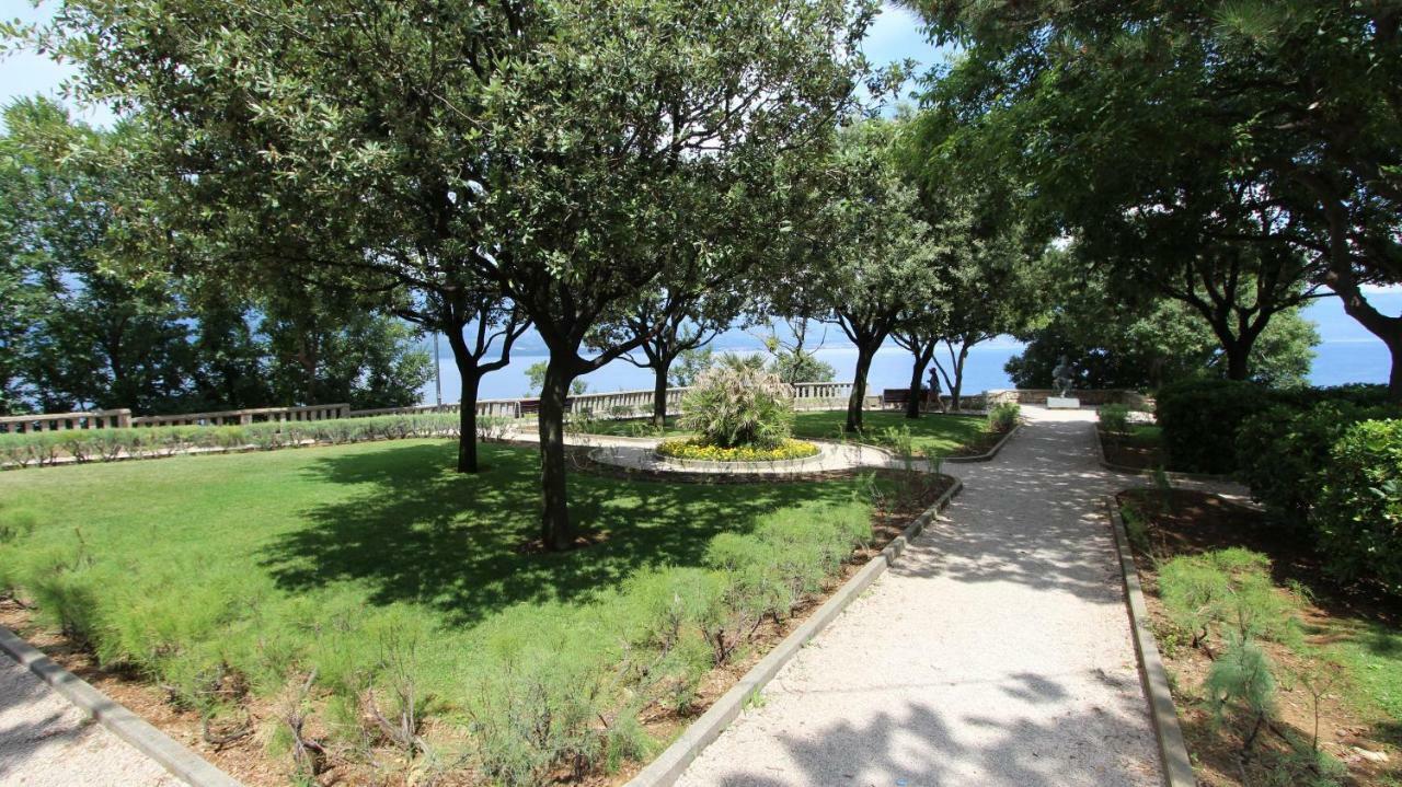 Apartment Palazzo Šare Vrbnik Esterno foto