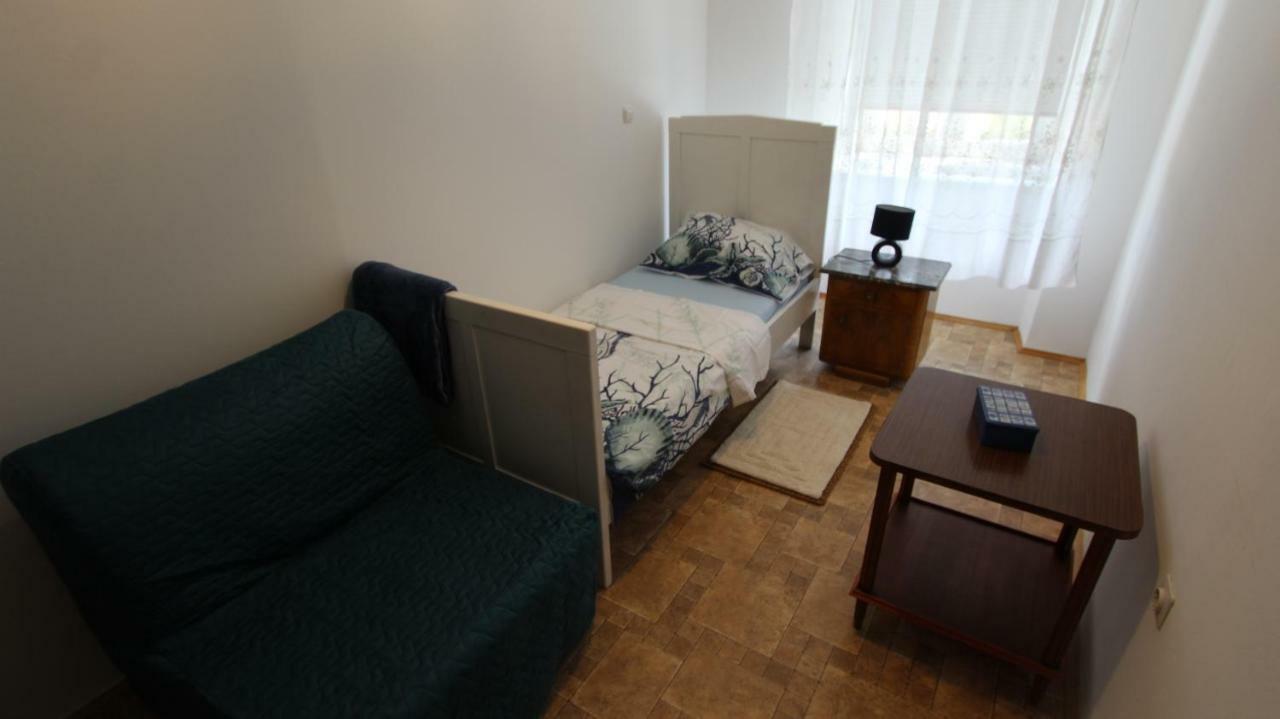Apartment Palazzo Šare Vrbnik Esterno foto