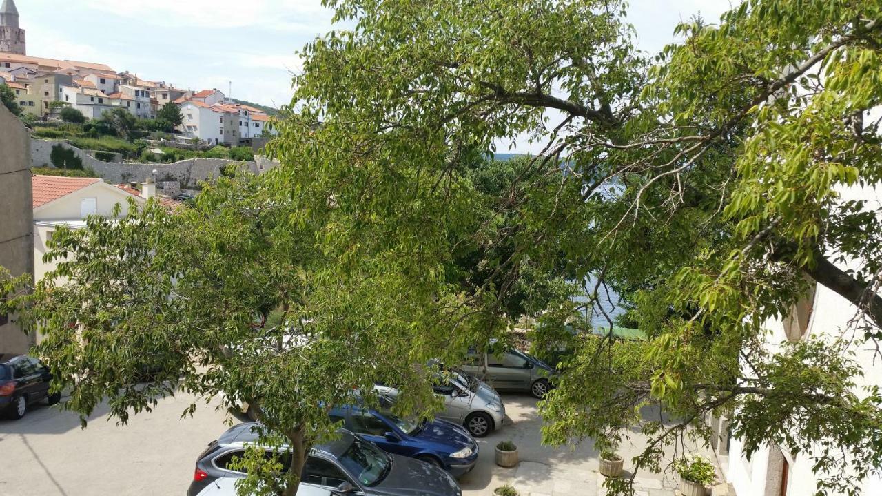 Apartment Palazzo Šare Vrbnik Esterno foto