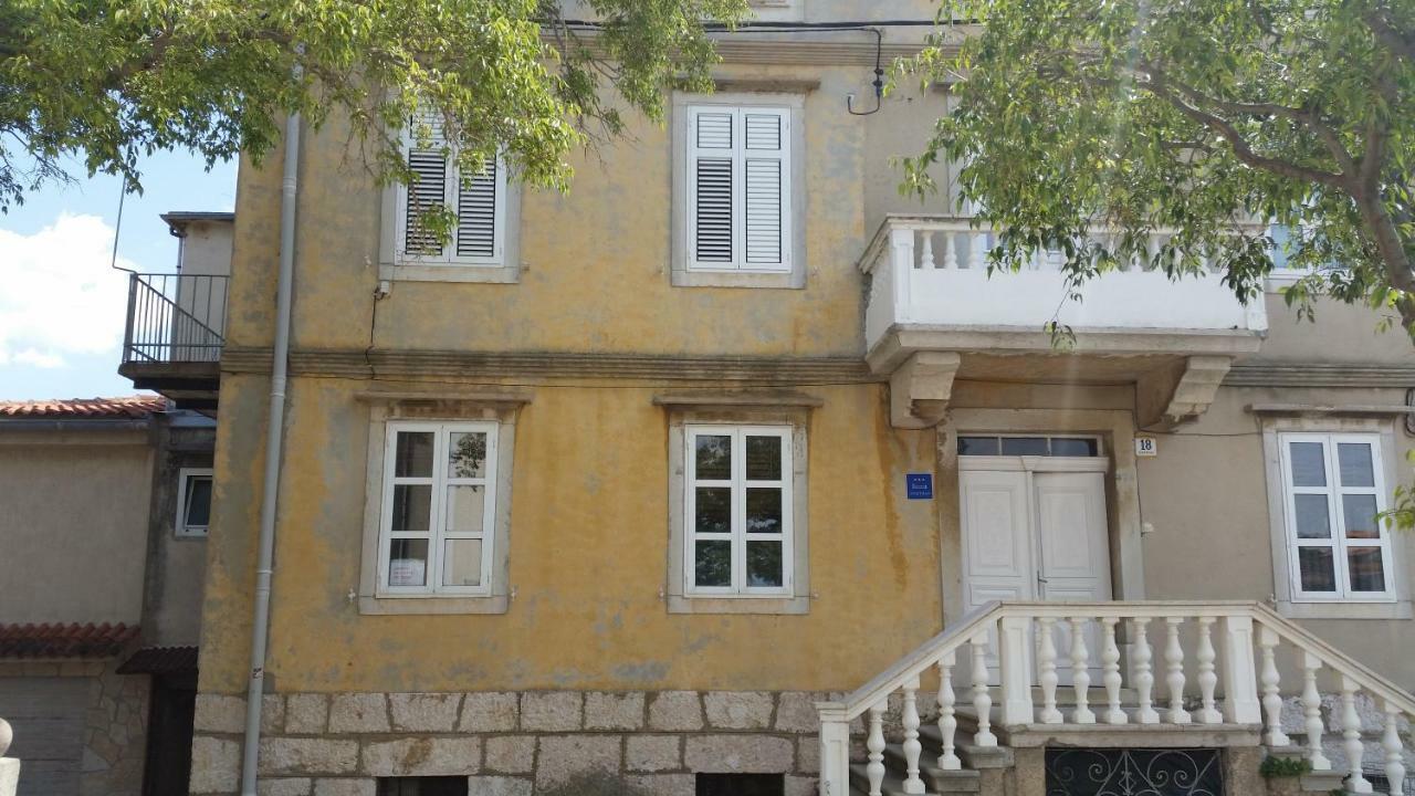 Apartment Palazzo Šare Vrbnik Esterno foto