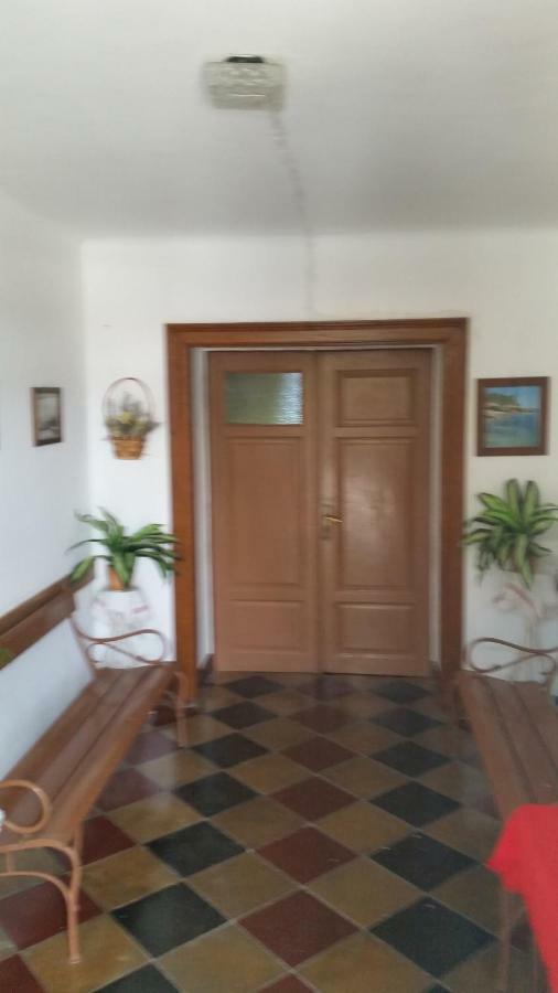 Apartment Palazzo Šare Vrbnik Esterno foto
